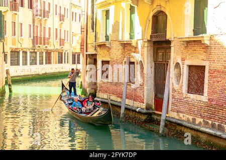 Venise, Italie - 9 mai 2021 : gros plan sur les bateaux traditionnels et les gondoliers sur les canaux de Venise à travers les routes vénitiennes. Ville italienne du patrimoine de l'UNESCO Banque D'Images