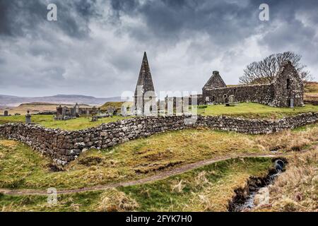 La vieille église St Mary et le terrain de Burial occupent une position basse au sommet d'une colline au-dessus de Dunvegan, sur la péninsule Duirinish de l'île de Skye. Banque D'Images