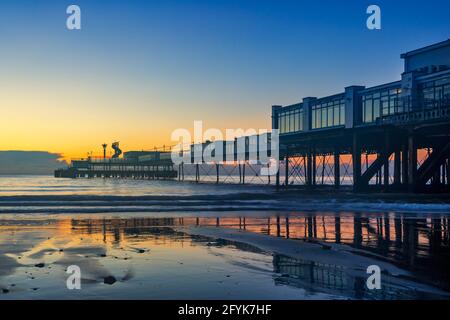 Un magnifique lever de soleil d'hiver à la jetée de Sandown sur l'île de Wight. Banque D'Images