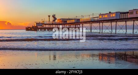 Un superbe lever de soleil d'hiver à la jetée de Sandown sur l'île de Wight. Banque D'Images