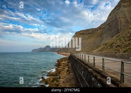 West Cliff et les défenses marines de West Bay à Dorset, une partie de la côte jurassique. Banque D'Images