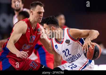 Cologne, Allemagne. 28 mai 2021. Basket-ball: Euroligue, ZSKA Moscou - Anadolu Efes Istanbul, quatre finales, demi-finales. Johannes Voigtmann (l) de Moscou et Vasilije Micic d'Istanbul pour le bal. Credit: Marius Becker/dpa/Alay Live News Banque D'Images