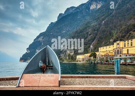 Un monument aux marins tombés dans Riva del Garda, surplombant le lac de Garde dans les lacs italiens. Banque D'Images