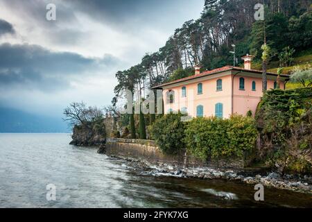 Une élégante villa au bord du lac à Bellagio, avec une vue fantastique sur le lac de Côme dans les lacs italiens Banque D'Images