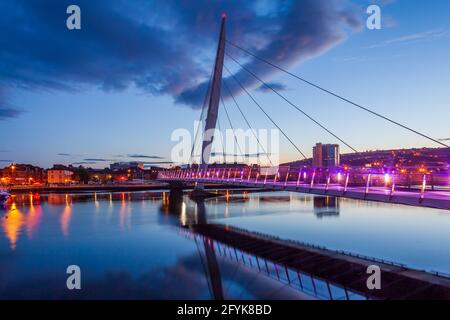 Réflexions de l'heure bleue au pont Sail de Swansea sur la rivière Tawe à la marina de Swansea. Banque D'Images