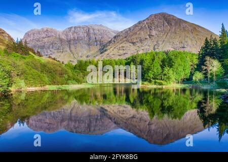 Réflexions à Torren Lochan lors d'une matinée de printemps à Glencoe, dans les Highlands écossais. Banque D'Images