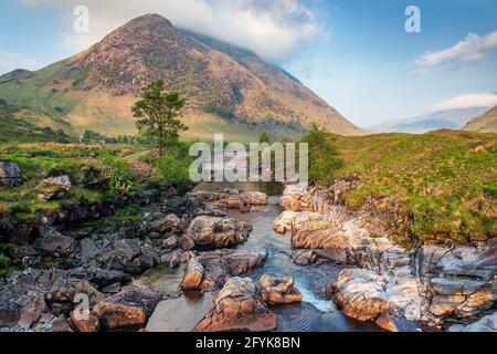 La rivière Etive qui traverse Glen Etive dans les Highlands écossais. Banque D'Images