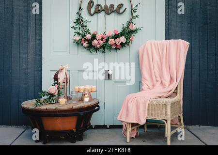 Signe d'amour, fleurs, polaire rose, chaise, cupcakes, table pour la réception de mariage Banque D'Images