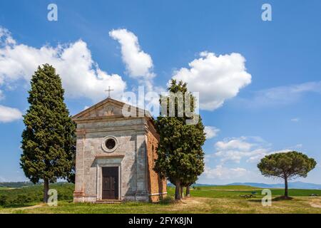 La chapelle de la Madonna di Vitaleta (Cappella di Vitaleta) est un petit et beau lieu de culte dans le paysage du Val d'Orcia en Toscane, Italie. Banque D'Images