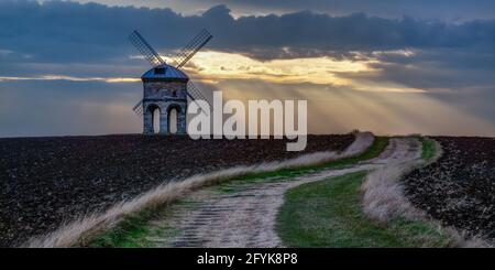 Rayons du soleil au 17ème siècle, j'ai inscrit Chesterton Windmill à Warwickshire. Banque D'Images