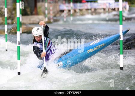 Klaudia ZWOLINSKA, de Pologne, est en compétition dans le canoë pour femmes (C1) Demi-finales lors des championnats d'Europe ECA Canoe Slalom sur le Rivière Dora Baltea Banque D'Images