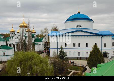 Cathédrale de la Trinité et cathédrale de l'icône géorgienne de mère de Dieu (à droite). Raifa, Tatarstan, Russie Banque D'Images