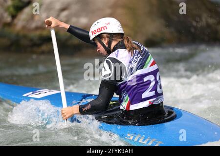 Klaudia ZWOLINSKA, de Pologne, est en compétition dans le canoë pour femmes (C1) Demi-finales lors des championnats d'Europe ECA Canoe Slalom sur le Rivière Dora Baltea Banque D'Images