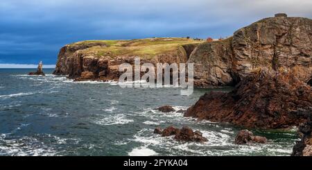 Lenan Head est le site d'un fort défensif qui a gardé l'embouchure de Lough Swilly pendant les guerres mondiales. Les ruines du fort sont visibles sur le sommet de la falaise. Banque D'Images