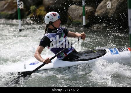 Gabriela SATKOVA de la République tchèque est en compétition dans le canoë féminin (C1) demi-finales lors des championnats d'Europe ECA Canoe Slalom Le Dora Baltea Banque D'Images