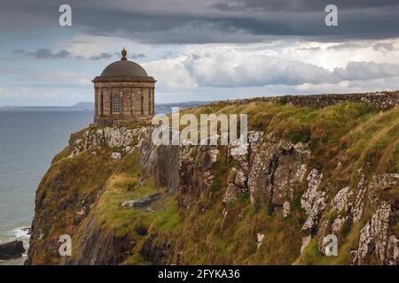 Le temple de Mussenden est perché sur les falaises surplombant Downhill Strand et situé sur la route côtière de Causeway à Castlerock, comté de Londonderry. Banque D'Images