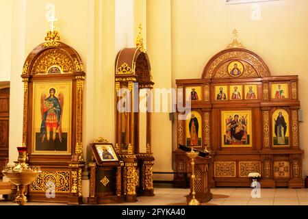 BIÉLORUSSIE, POLOTSK - 25 MAI, 2021: Icônes dans l'Eglise Epiphanie gros plan Banque D'Images