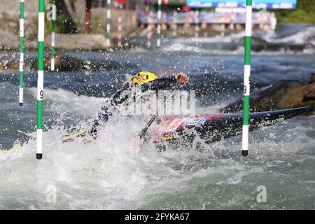 Tereza FISEROVA de la République tchèque est en compétition dans le canoë féminin (C1) demi-finales lors des championnats d'Europe ECA Canoe Slalom Le Dora Baltea Banque D'Images