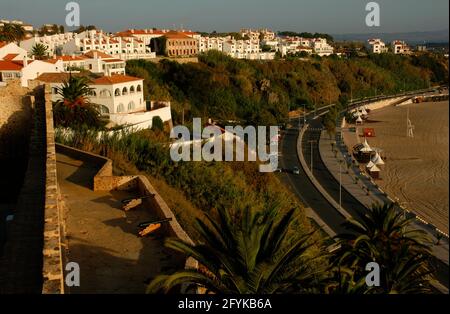 Portugal, Sines. Vue panoramique sur la ville depuis les murs du château. Quartier de Setubal. Banque D'Images