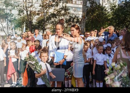 Kerch Russie - 1 septembre 2020 - les enfants vont à l'école, la première cloche, les enfants en uniforme scolaire, les enseignants et les parents en arrière-plan près du sc Banque D'Images