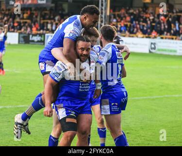 Konrad Hurrell (4) de Leeds Rhinos célèbre son essai Banque D'Images