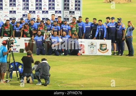 Dhaka, Bangladesh. 28 mai 2021. Les joueurs de l'équipe de cricket du Bangladesh posent pour une photo de groupe après le troisième et dernier match international de cricket d'une journée (ODI) entre le Bangladesh et le Sri Lanka au stade national de cricket Sher-e-Bangla à Dhaka. Score final; Bangladesh 2:1 Sri Lanka) crédit: SOPA Images Limited/Alay Live News Banque D'Images