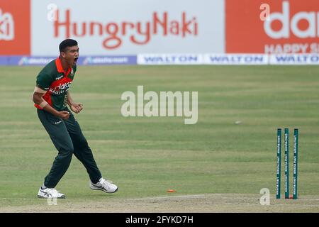 Dhaka, Bangladesh. 28 mai 2021. Le joueur bangladais Taskin Ahmed célèbre le troisième et dernier match international de cricket d'une journée (ODI) entre le Bangladesh et le Sri Lanka au stade national de cricket Sher-e-Bangla à Dhaka. Score final; Bangladesh 2:1 Sri Lanka) crédit: SOPA Images Limited/Alay Live News Banque D'Images