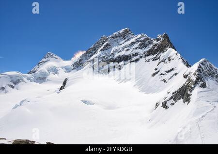 Vue sur la montagne Jungfrau depuis Jungfraujoch Haut de l'Europe. Un monde de glaciers merveilleux au-dessus d'Interlaken en Suisse Banque D'Images
