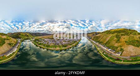 Vue panoramique aérienne à 360 degrés sur Zell am Mosel. Belle ville historique sur la boucle romantique de la Moselle. Rhénanie-Palatinat, Allemagne, betw Banque D'Images