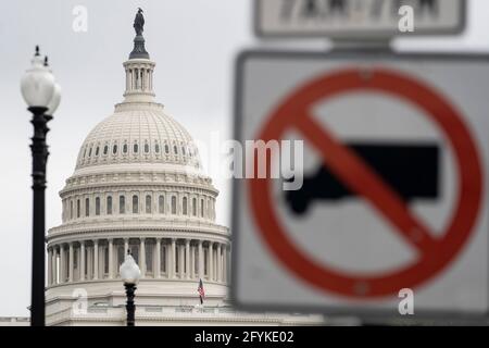 Washington, États-Unis. 28 mai 2021. Photo prise le 28 mai 2021 montre le bâtiment du Capitole des États-Unis derrière un panneau de signalisation à Washington, DC, les États-Unis. Vendredi, les Républicains du Sénat américain ont bloqué la législation visant à établir une commission indépendante chargée d'enquêter sur l'émeute mortelle du Capitole du 6 janvier. Credit: Liu Jie/Xinhua/Alay Live News Banque D'Images