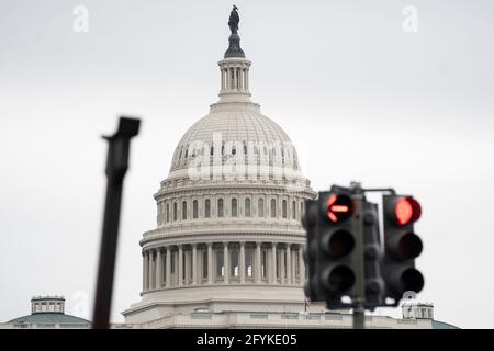 Washington, États-Unis. 28 mai 2021. Photo prise le 28 mai 2021 montre le bâtiment du Capitole des États-Unis derrière les feux de circulation à Washington, DC, les États-Unis. Vendredi, les Républicains du Sénat américain ont bloqué la législation visant à établir une commission indépendante chargée d'enquêter sur l'émeute mortelle du Capitole du 6 janvier. Credit: Liu Jie/Xinhua/Alay Live News Banque D'Images