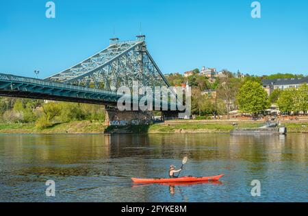 Canoéiste sur l'Elbe près du pont de Blaues Wunder de Dresde, Saxe, Allemagne Banque D'Images