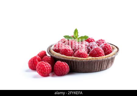 Tarte aux fruits maison fraîche avec framboise et citron-caillé isolé sur blanc Banque D'Images