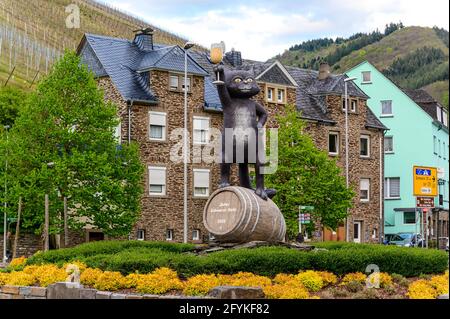 8 courrier. 2021: Zell am Mosel. Belle ville historique sur la boucle romantique de la Moselle. Statue de chat avec une bouteille de bier. Rhénanie-Palatinat, Ger Banque D'Images