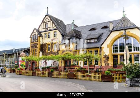 8 mai 2021 : Bernkastel-Kues. Belle ville historique sur la romantique Moselle, la Moselle. Ancienne gare. Rhénanie-Palatinat, Allemagne, entre tr Banque D'Images