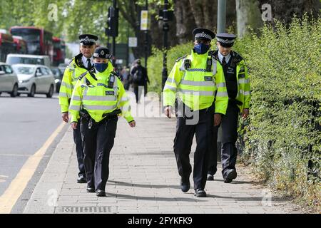 Londres, Royaume-Uni. 28 mai 2021. Policiers vus dans une rue de Londres. Credit: Dinendra Haria/SOPA Images/ZUMA Wire/Alay Live News Banque D'Images