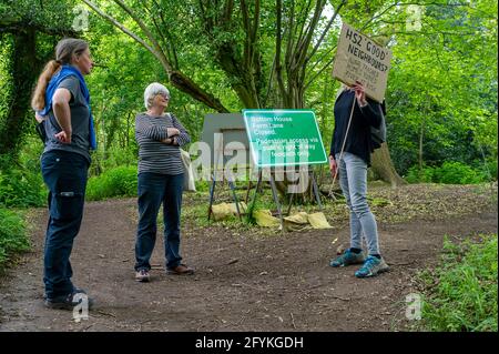 Chalfont St Giles, Buckinghamshire, Royaume-Uni. 28 mai 2021. Les marcheurs doivent désormais effectuer de longues détournements en raison des travaux de construction du HS2. Les résidents locaux et les militants de Stop HS2 ont manifesté aujourd'hui à Bottom House Farm Lane à Chalfont St Giles. HS2 ont fermé la plupart de la voie de campagne à voie unique et ont cessé l'accès à la circulation, aux piétons et aux cyclistes. HS2 a construit une route de transport à côté de la voie entre l'A413 et le site de construction de l'arbre de ventilation HS2 qui ne peut être utilisée que par HS2 et un nombre limité de résidents. Crédit : Maureen McLean/Alay Live News Banque D'Images