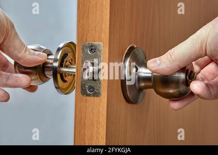 Assemblage de la serrure avec les boutons de porte et le loquet dans la salle de séjour. Banque D'Images