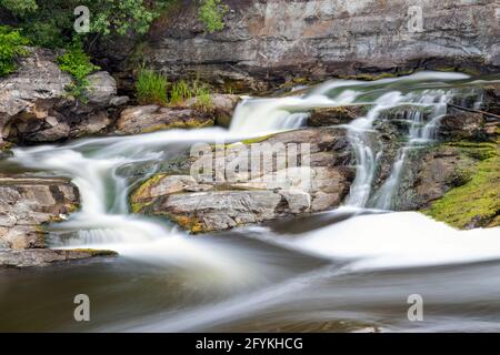 Chutes d'eau sur des rochers verts et bruns en été. Parc Hog's Back à Ottawa, Ontario, Canada. Banque D'Images