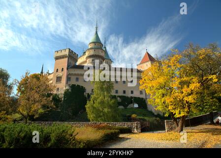 Château médiéval de Bojnice dans la ville de Bojnice en automne, Slovaquie Banque D'Images