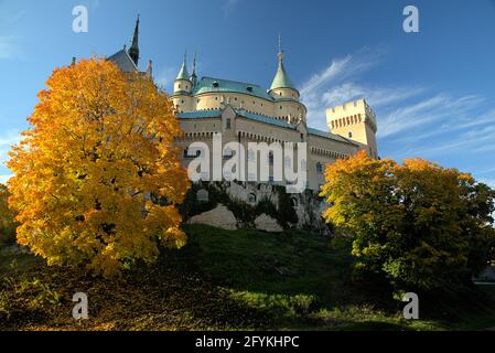 Château médiéval de Bojnice dans la ville de Bojnice en automne, Slovaquie Banque D'Images