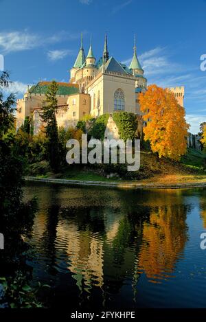 Château médiéval de Bojnice dans la ville de Bojnice en automne, Slovaquie Banque D'Images