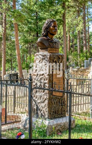 Wild Bill Hickok est actuellement entouré dans un terrain carré de 10 pieds (3 m) au cimetière de Mount Moriah, entouré d'une clôture en fonte, avec un drapeau américain fl Banque D'Images