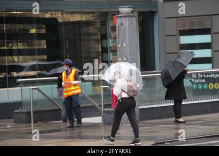 New York, États-Unis. 28 mai 2021. (NOUVEAU) précipitations à New York le week-end du Memorial Day. 28 mai 2021, New York, États-Unis: Les précipitations commencent aujourd'hui et tout au long du week-end du Memorial Day à New York. Les gens essaient de se protéger de la pluie en utilisant leurs parapluies, manteaux de pluie et protections improvisées pendant qu'ils préparent pour la célébration du Memorial Day. Crédit: Niyi Fote/Thenew2 crédit: Niyi Fote/TheNEWS2/ZUMA Wire/Alay Live News Banque D'Images