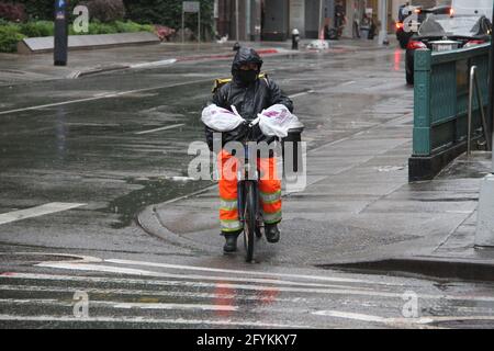 New York, États-Unis. 28 mai 2021. (NOUVEAU) précipitations à New York le week-end du Memorial Day. 28 mai 2021, New York, États-Unis: Les précipitations commencent aujourd'hui et tout au long du week-end du Memorial Day à New York. Les gens essaient de se protéger de la pluie en utilisant leurs parapluies, manteaux de pluie et protections improvisées pendant qu'ils préparent pour la célébration du Memorial Day. Crédit: Niyi Fote/Thenew2 crédit: Niyi Fote/TheNEWS2/ZUMA Wire/Alay Live News Banque D'Images