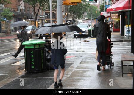 New York, États-Unis. 28 mai 2021. (NOUVEAU) précipitations à New York le week-end du Memorial Day. 28 mai 2021, New York, États-Unis: Les précipitations commencent aujourd'hui et tout au long du week-end du Memorial Day à New York. Les gens essaient de se protéger de la pluie en utilisant leurs parapluies, manteaux de pluie et protections improvisées pendant qu'ils préparent pour la célébration du Memorial Day. Crédit: Niyi Fote/Thenew2 crédit: Niyi Fote/TheNEWS2/ZUMA Wire/Alay Live News Banque D'Images