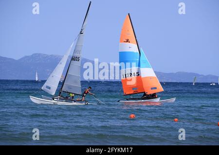 Cagliari, Italie. 28 mai 2021. Les gens naviguent sur la mer à Cagliari, Sardaigne, Italie, le 28 mai 2021. Toutes les régions italiennes se sont tournées vers le jaune depuis lundi, ce qui indique un faible risque de contagion et le plus faible niveau de restrictions anti-COVID-19, selon les autorités sanitaires nationales du pays. Crédit: Alberto Lingria/Xinhua/Alay Live News Banque D'Images