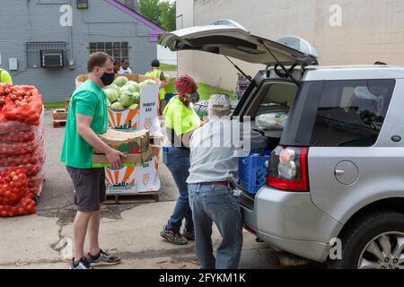 Detroit, Michigan - les bénévoles du quartier de Morningside distribuent gratuitement de la nourriture dans une partie à faible revenu de la ville. La nourriture a été donnée par le Banque D'Images