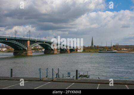 Le pont Theodor Heuss traversant le Rhin en Allemagne reliant Mayence et Wiesbaden Banque D'Images