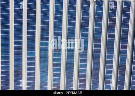 Vue aérienne de rangées de panneaux solaires photovoltaïques sur un toit commercial, Sydney, Australie. Banque D'Images